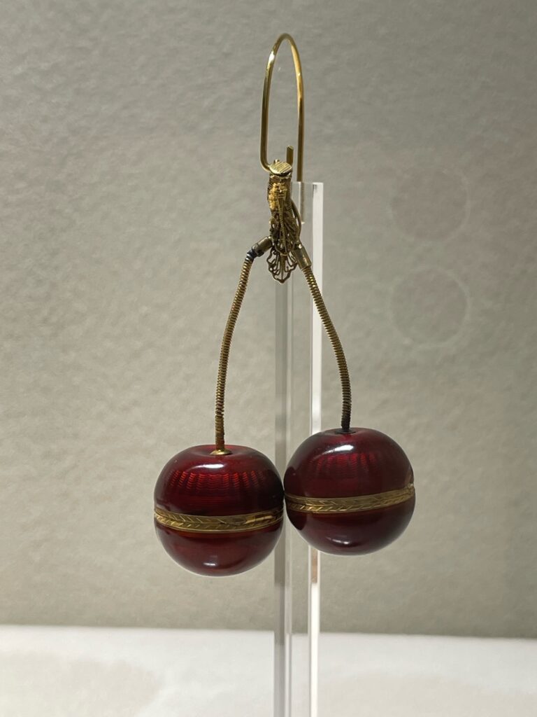 “さくらんぼ型”のペンダント・ウォッチ