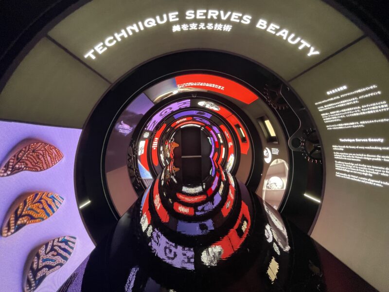 壁には近年のカルティエの活躍や新作モデルの特徴が書かれていた