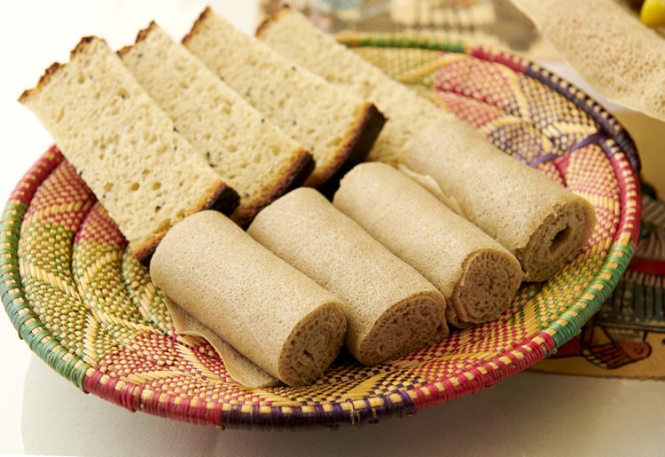 手前がインジェラで奥がダボ