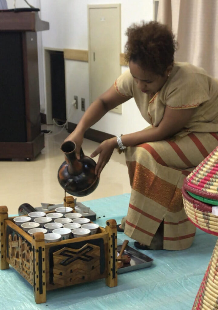 エチオピア：コーヒーを淹れている様子